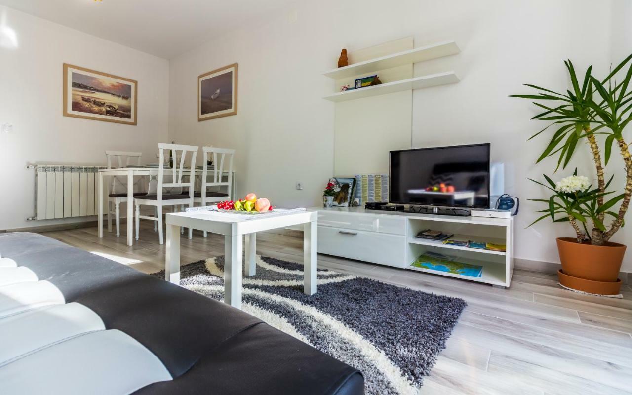 Apartment Mika Pula Exterior photo